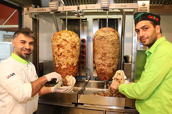 Niemand kommt mehr ins Schwitzen: dank HighTech Schneidetechnik der vollautomatischen Dönerschneidemaschine "Der Gerät" muß keiner mehr am heißen Dönergrill noch zum Messer greifen  (ªFoto:  Martin Schmitz)